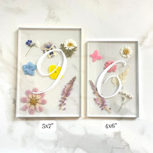 Load image into Gallery viewer, size difference between 5x7&quot; and 4x6&quot; pressed flower table numbers

